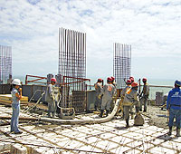 i115610 Para minimizar as interferências na arquitetura, adotaram-se lajes nervuradas moldadas "in loco", cujo contorno obedecesse às divisórias dos apartamentos. Nos casos em que vigas vencem grandes vãos, têm altura que permite serem embutidas no forro