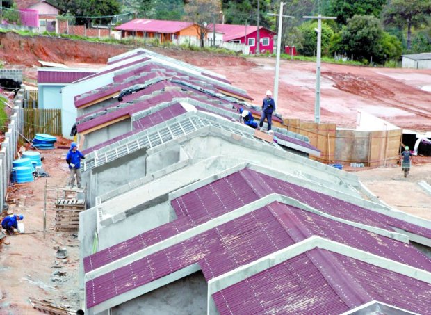 Casas em construção em Ponta Grossa: projetos populares ganham espaço
