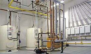 i123982 A opção pelo melhor sistema de distribuição de água quente deve considerar características do edifício como espaço disponível no interior do apartamento, na cobertura, padrão do empreendimento etc.