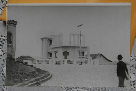 A porta de entrada com duas janelas pequenas, em formato de cruz, fazia com que a população passasse por ali e se benzesse, pois acreditava que se tratava de uma igreja. Depois, o arquiteto mudou a porta de lugar para evitar esta confusão Reprodução de arquivo familiar