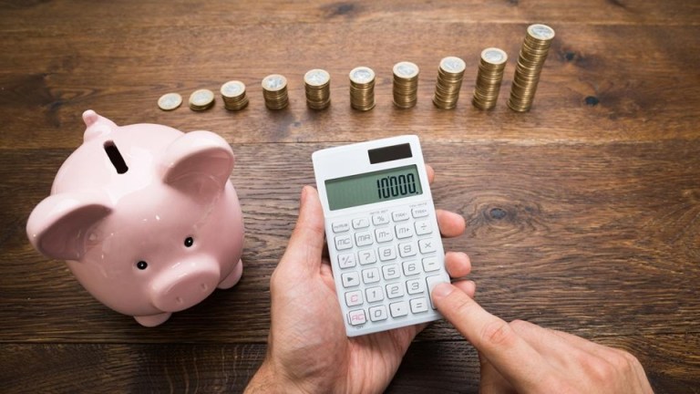 bigstock-Businessman-With-Coins-And-Pig-93181763-kO4E-U102704998812IRD-1024x576@GP-Web