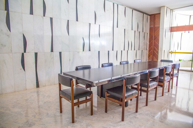 Parede com obra de Athos Bulcão. Foto: Anderson Riedel / Divulgação.