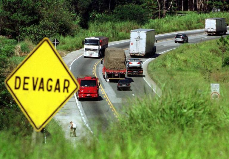 rodo sao paulo 2542003 cidadesoe especial dominical  rodovia regis bittencourt br116trecho sao paulo curitiba  km325 aguardando duplicacao  foto sebastiao moreiraae
